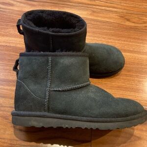 UGG CLASSIC MINI II Women's Shoes Sheepskin Black Ankle Winter Boots Size 5